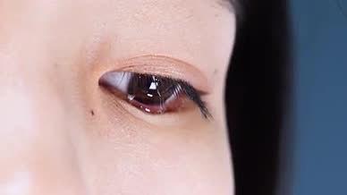 流泪的女孩眼睛特写视频的预览图